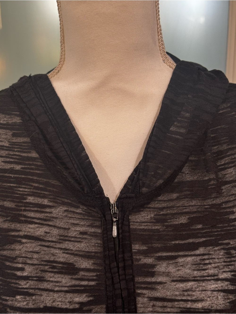 Kavio! black sheer lightweight hooded zip up jacket, 2 front pockets, XL. - Picture 3 of 13